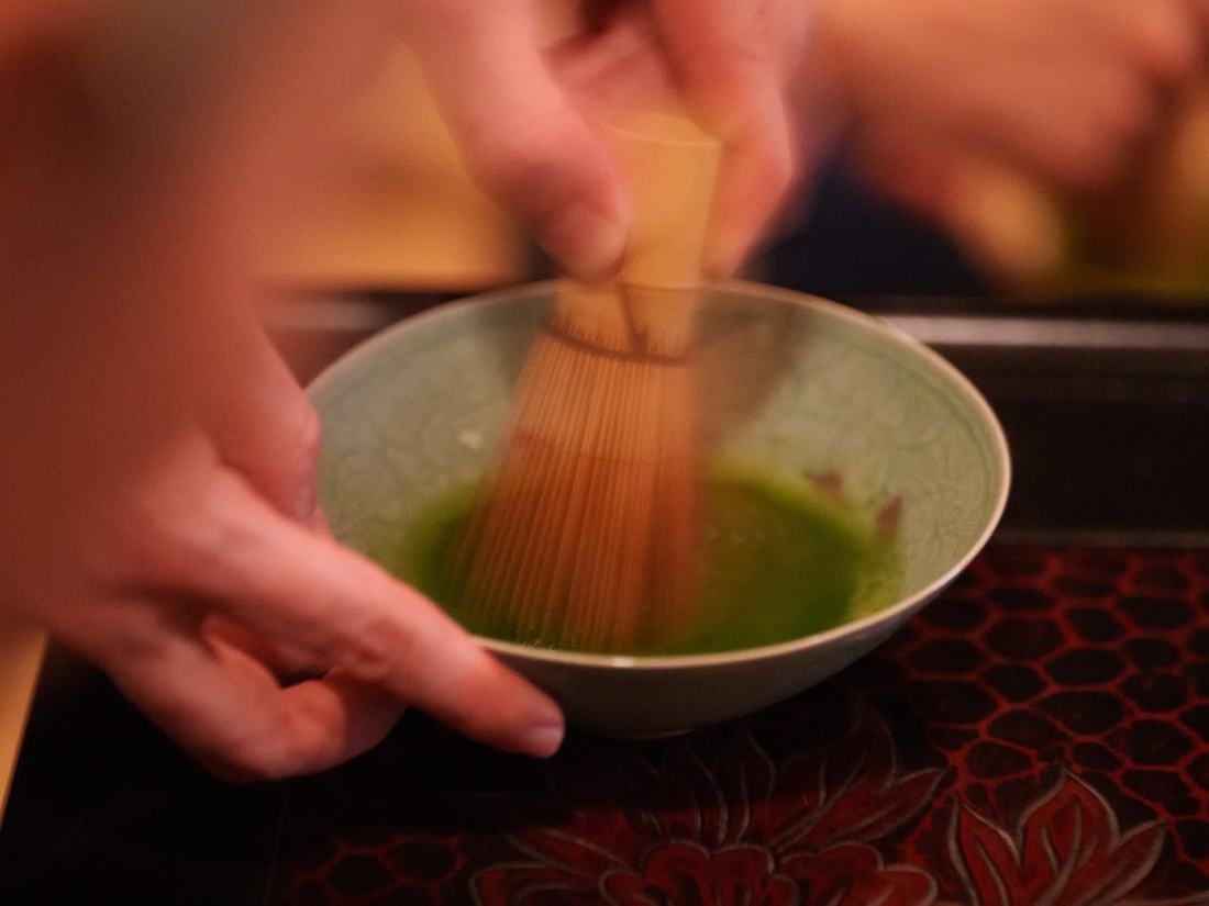 茶を点てる手