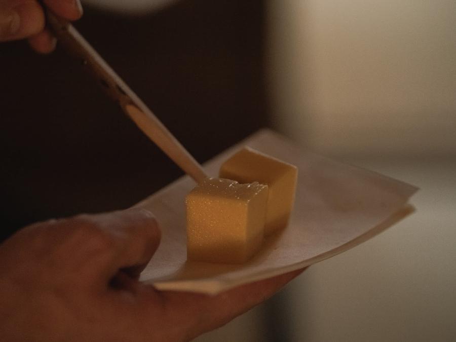 菓子を切る