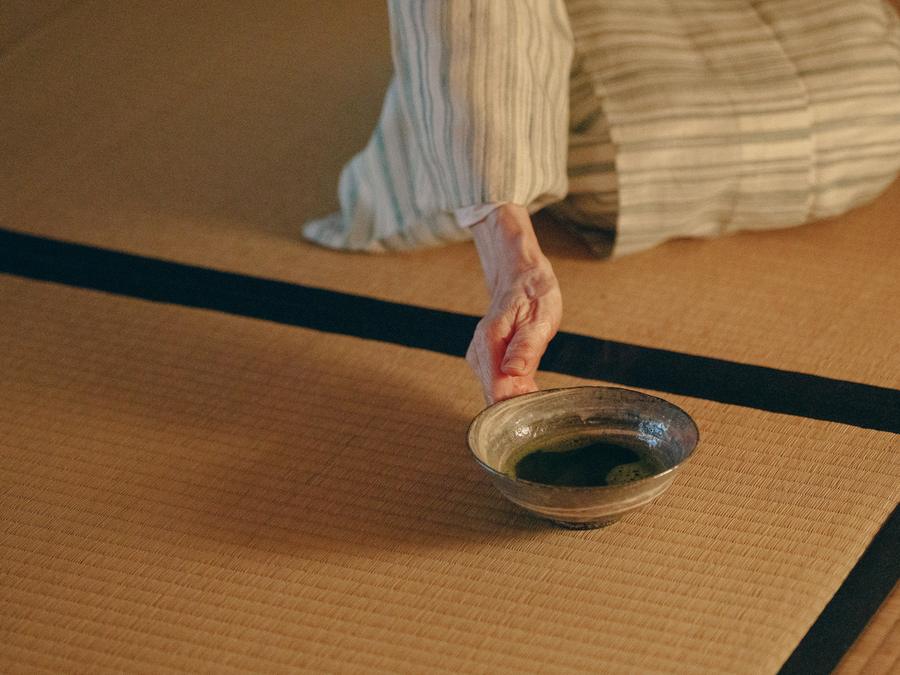 置かれた茶碗
