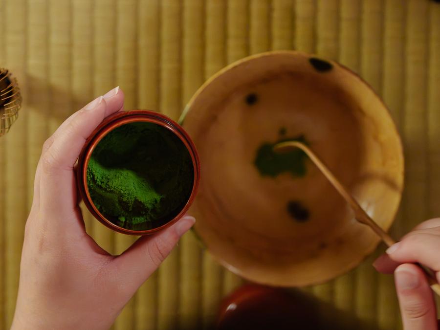 茶をすくう